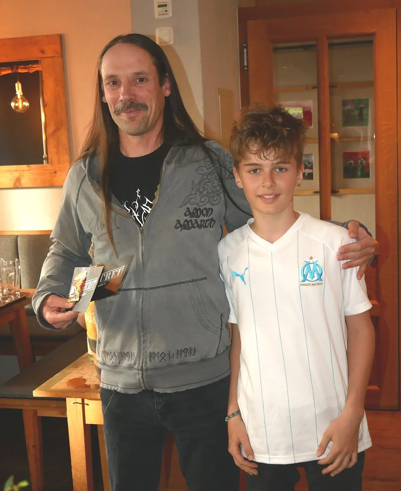 Als Dank für seinen unermüdlichen Einsatz bekam Trainer Paul Brückl von seinen Jugendlichen Karten für ein Heavy-Metal-Konzert.