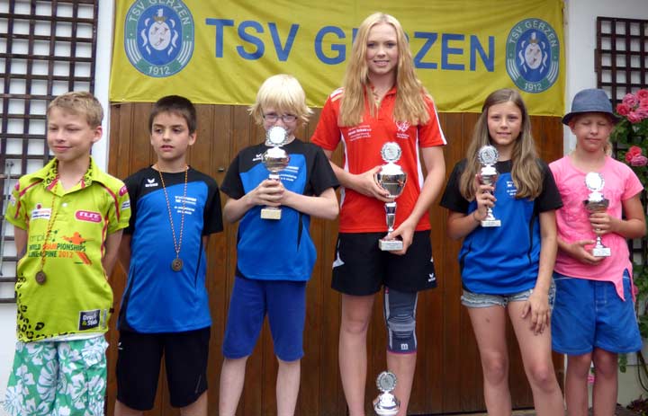Trotz Kniebandage fuhr Luzia Gruber (Mitte) Bestzeit der Mädchen in Gerzen und bekam dafür den größten Pokal, doch auch die anderen Starter des FC Chammünster überzeugten.