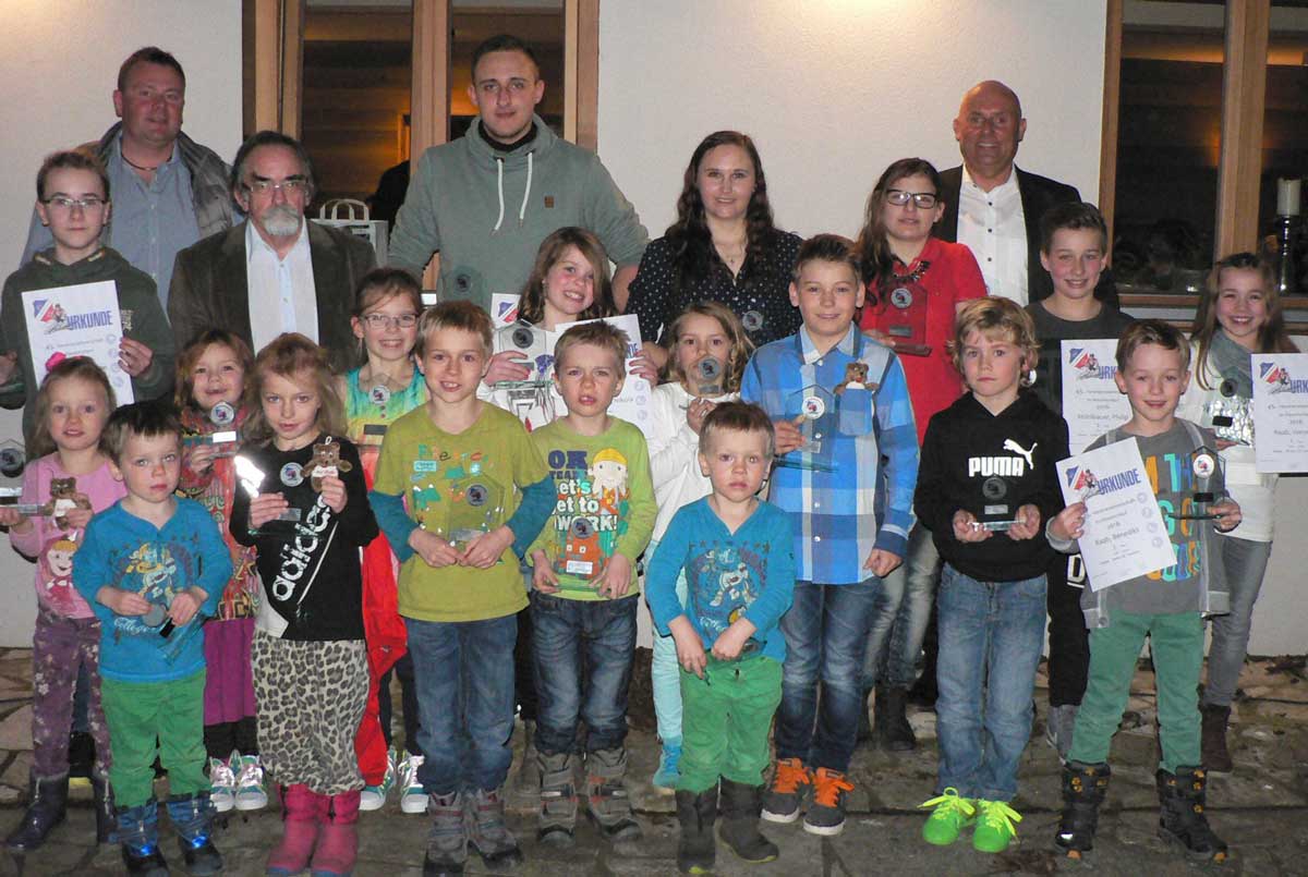 Die Klassensieger der Vereinsmeisterschaft im Riesenslalom wurden ebenfalls ausgezeichnet.