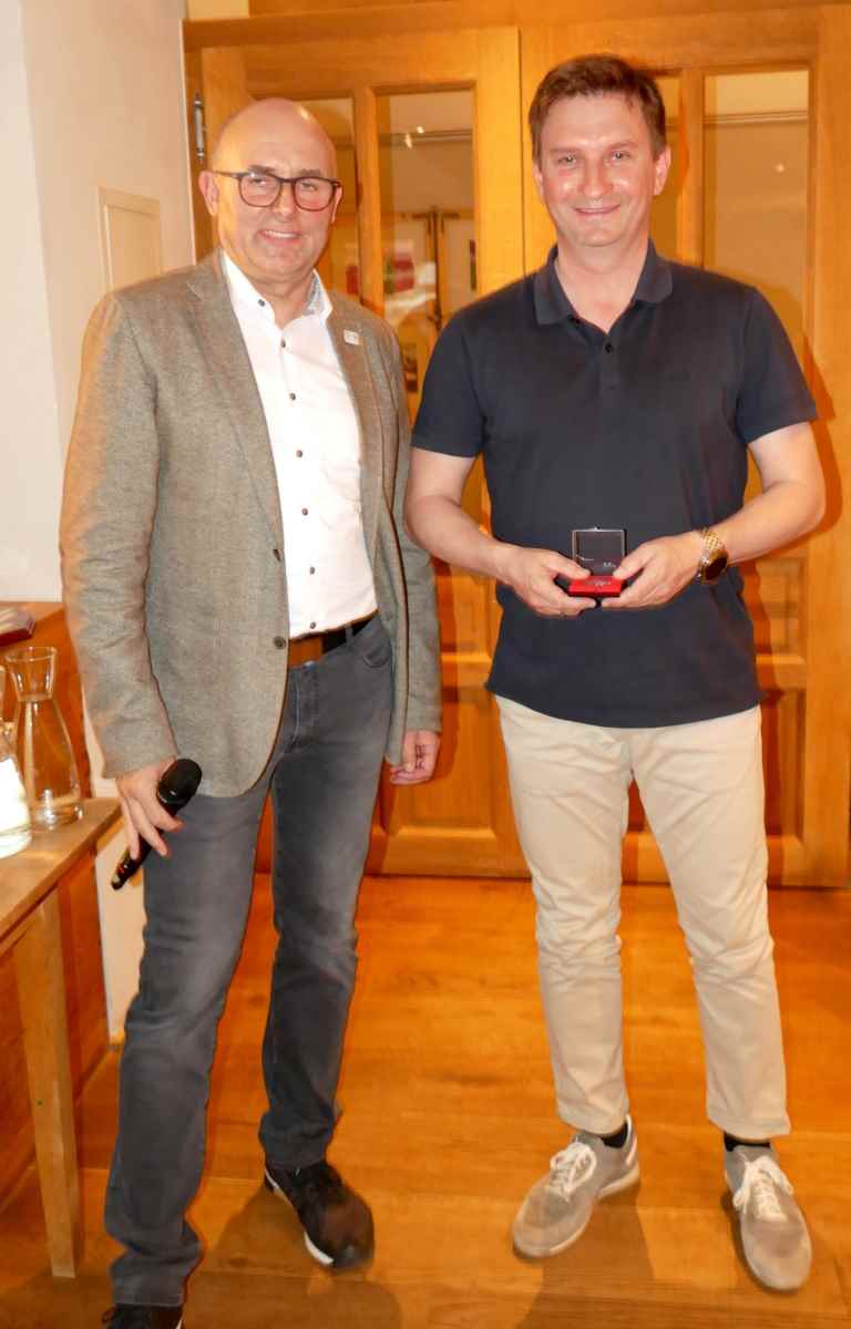 'Er lebt in seiner Familie den Skisport', dafür bekam Andy Schönberger (rechts) die Ehrenmedaille der FC-Abteilung.