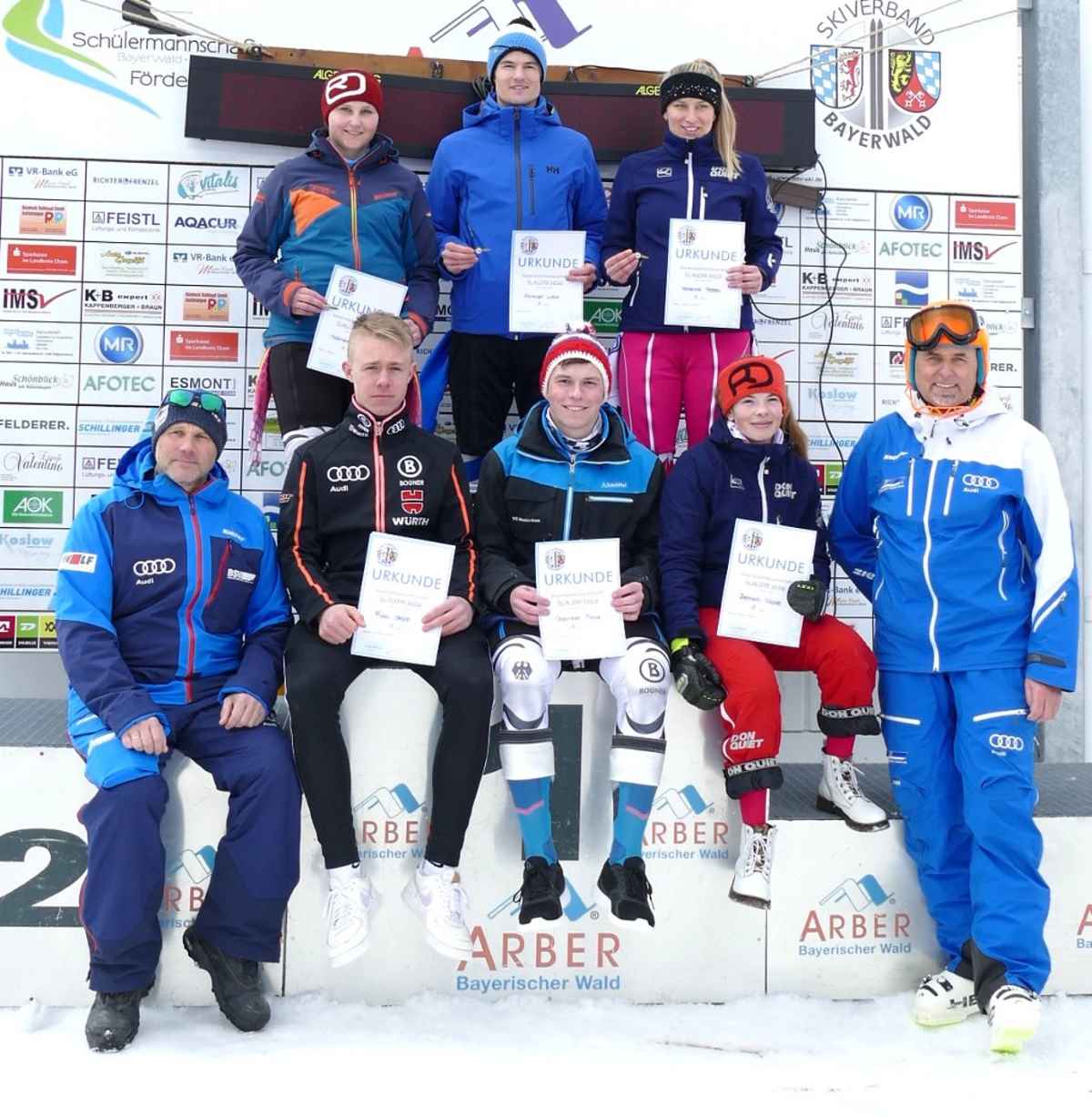 Neben ihren Urkunden bekamen diese Sieger der Kategorien noch den bronzenen Ski des SVBW.
