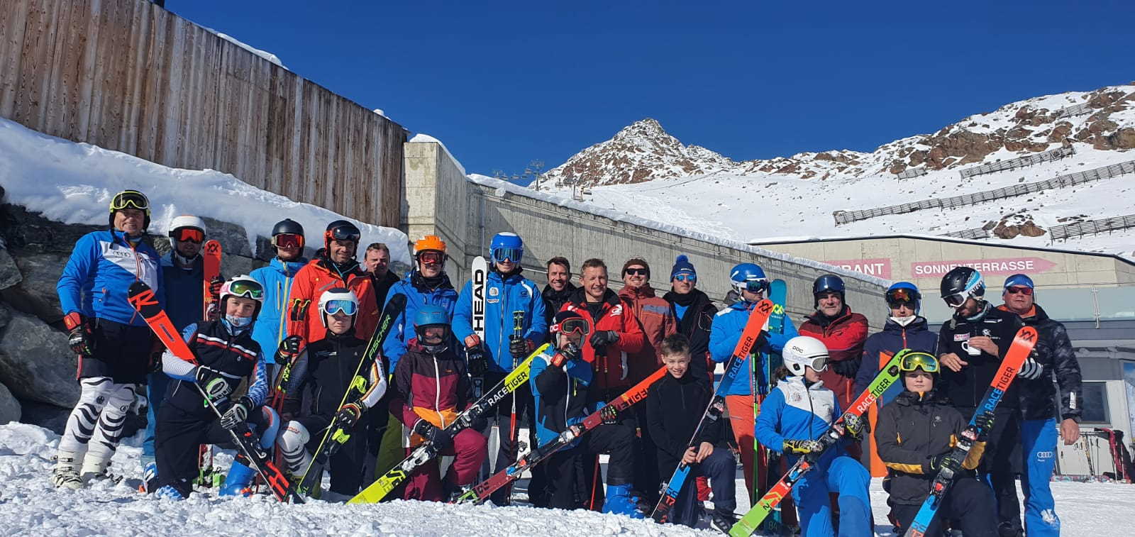 34 Skifahrer des FC Chammünster genossen das Skifahren bei besten Bedingungen in Sölden.