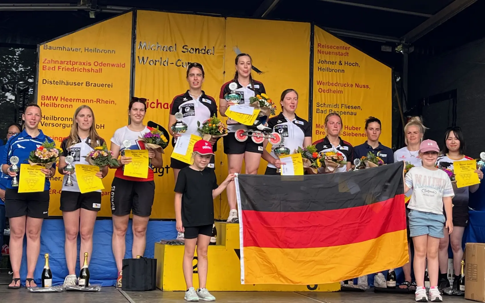 Zurecht durfte sich Claudia Wittmann (rechts neben der Siegerin Mona Heller) über ihren dritten Platz beim Weltcuprennen in Degmarn freuen.
