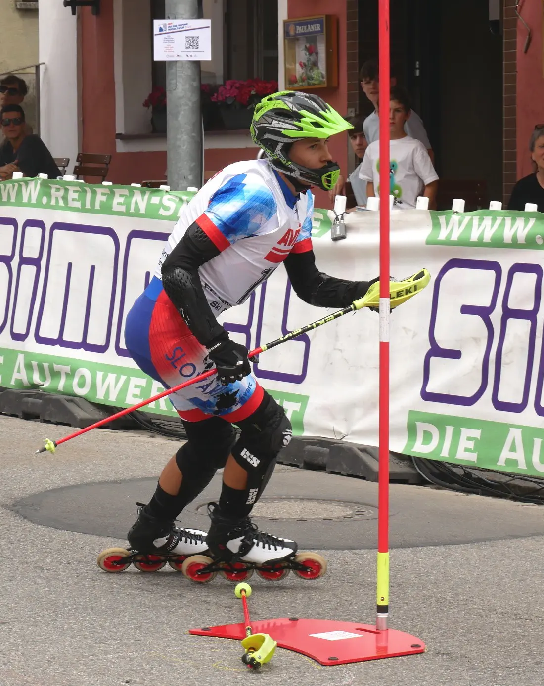 Einige Läufer, hier der Slowake Filip Schvarc, fuhren nach einem Sturz nur mit einem, teilweise ganz oihne Stock den Lauf zu Ende.