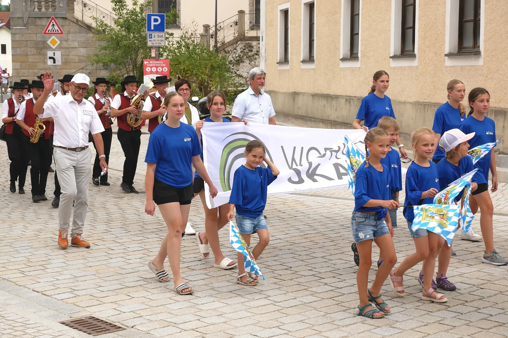 Rennleiter und Vertreter des World-Scate-Verbands Sigi Zistler, die Vertreterin der Rädlinger-Gruppe, Steffi Schwendner, sowie Furths Bürgermeister Sandro Bauer führten zusammen mit den Nachwuchs-Inlinern und dem Blasorchester Furth im Wald den Zug der Sportler an.