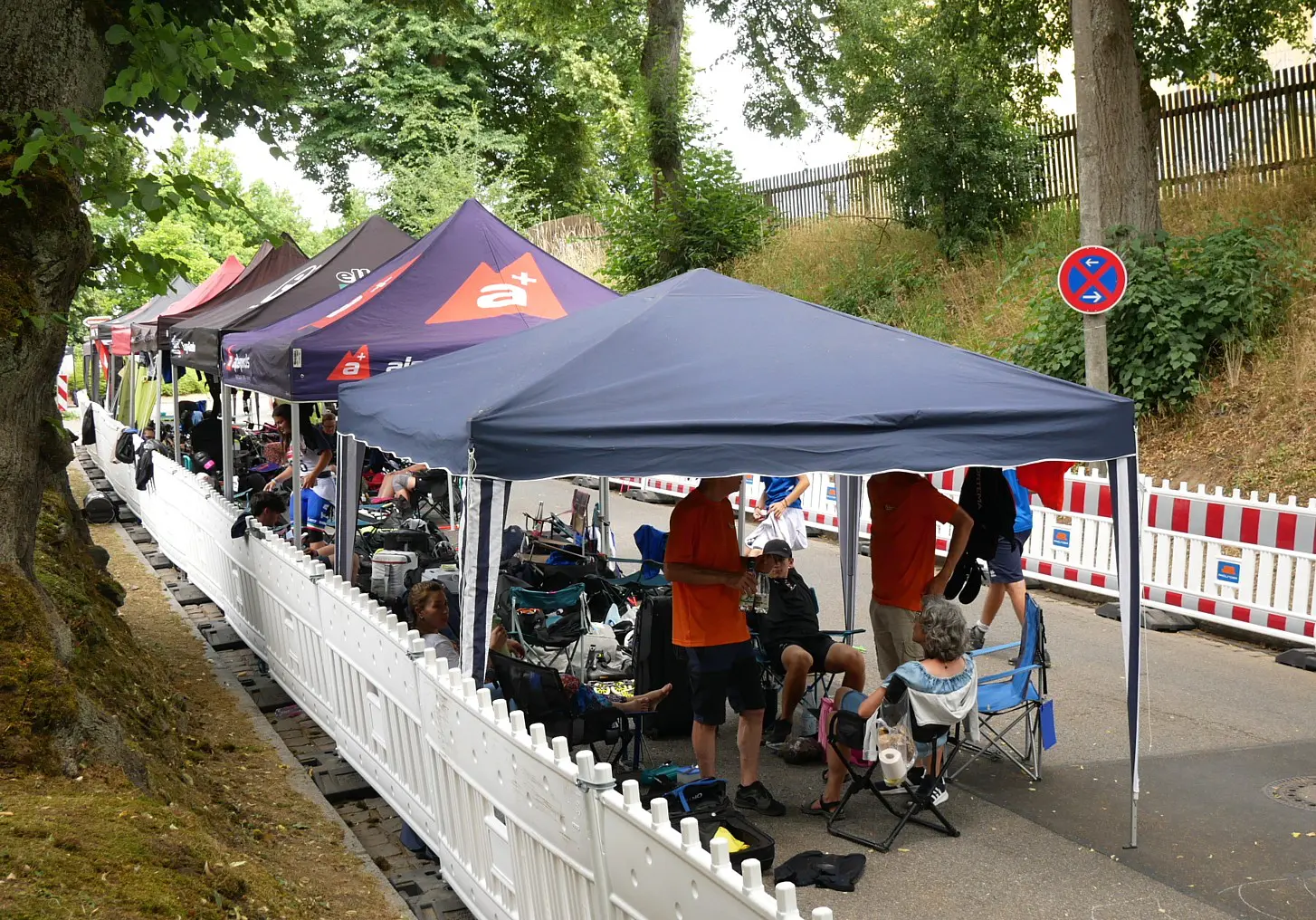 Zum Glück lag das Fahrerlager im Schatten.