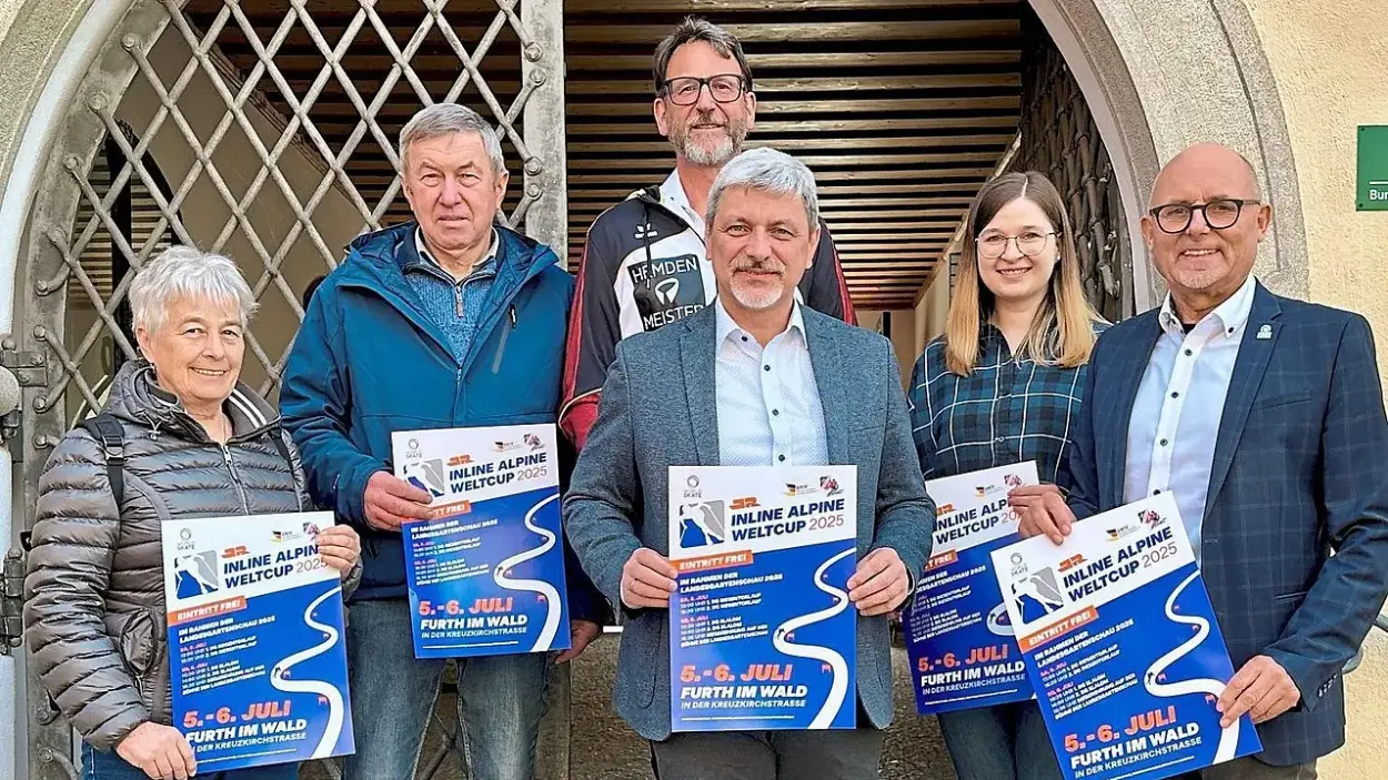 Birgit Vogl, Erich Wittmann, Bundestrainer Peter Schödlbauer, Bürgermeister Sandro Bauer, Anna-Lena Fischer und Sigi Zistler, Mitglied der World Skate Alpine Technical Commission, (von links) informierten zum JR Inline Alpin Weltcup 2025 in Furth im Wald. Birgit Vogl, Erich Wittmann, Bundestrainer Peter Schödlbauer, Bürgermeister Sandro Bauer, Anna-Lena Fischer und Sigi Zistler, Mitglied der World Skate Alpine Technical Commission, (von links) informierten zum JR Inline Alpin Weltcup 2025 in Furth im Wald.
