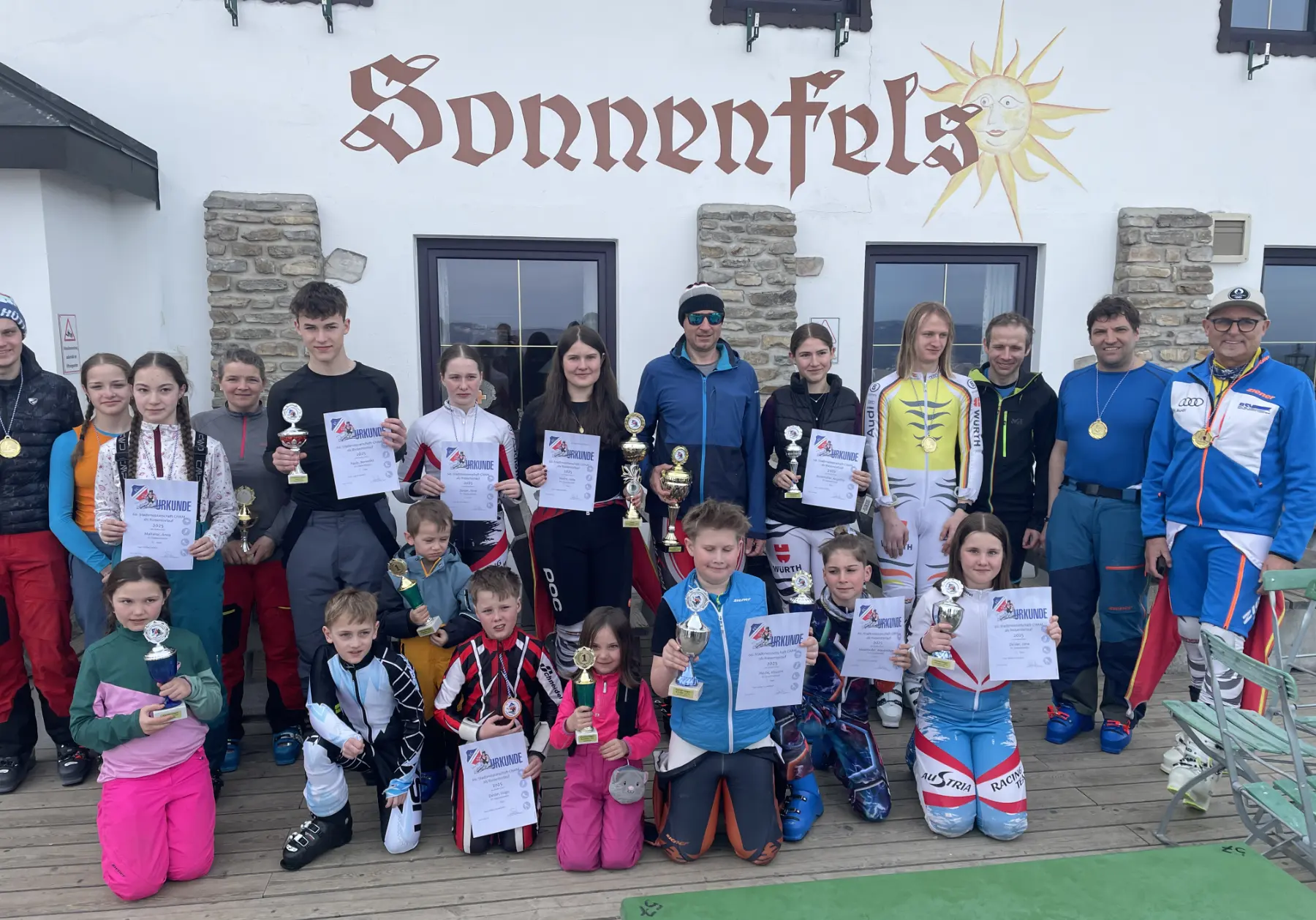 Julia Hecht und Daiel Mayer vom FC Chammünster (hinten, Mitte, mit den großen Pokalen) sind die Chamer Stadtmeister im Riesentorlauf 2025, aber es gab auch Pokale für die Klassensieger.