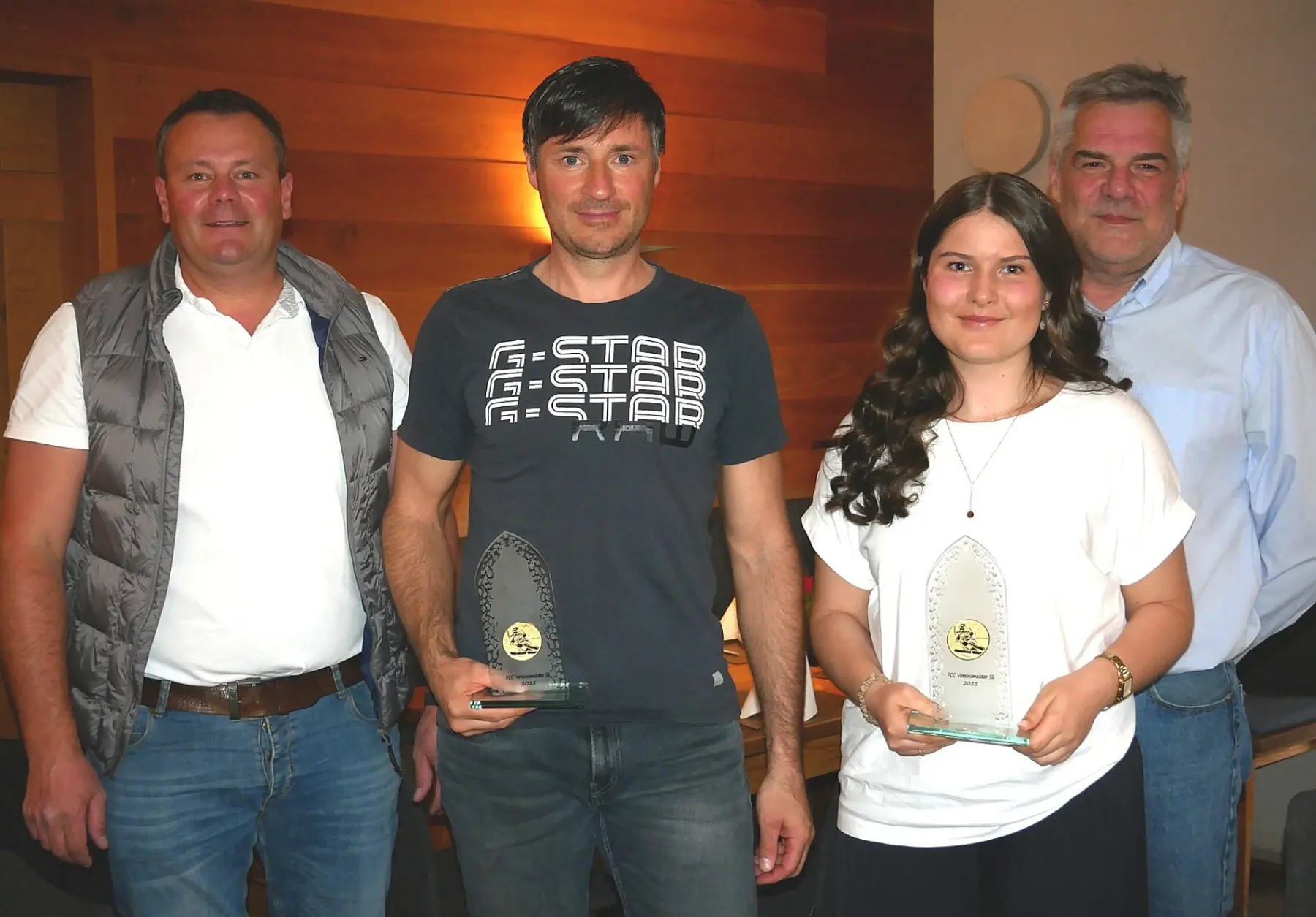 Sie sind die Vereinsmeister des FCC im Riesenslalom 2025: Daniel Mayer und Julia Hecht, Vizeabteilungsleiter Andy Babl (links) und Spartenleiter Ski Josef Hecht (hinten) gratulierten. Sie sind die Vereinsmeister des FCC im Riesenslalom 2025: Daniel Mayer und Julia Hecht, Vizeabteilungsleiter Andy Babl (links) und Spartenleiter Ski Josef Hecht (hinten) gratulierten.