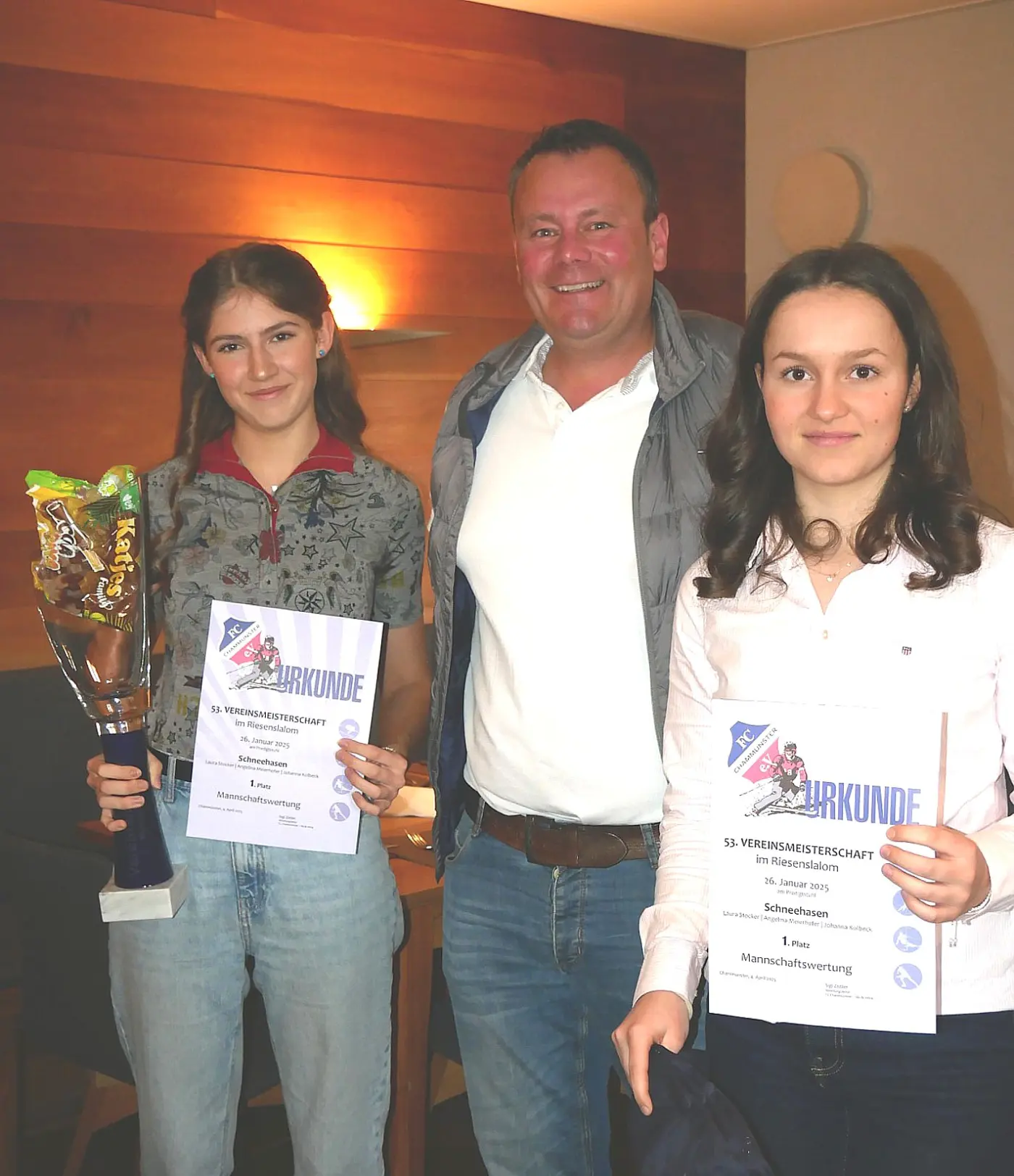 Zwei der Schneehasen, die die Mannschaftswertung gewonnen hatten, konnten den Pokal entgegennehmen, nämlich Angelina Meierhofer (links) und Johanna Kolbeck. Zwei der Schneehasen, die die Mannschaftswertung gewonnen hatten, konnten den Pokal entgegennehmen, nämlich Angelina Meierhofer (links) und Johanna Kolbeck.