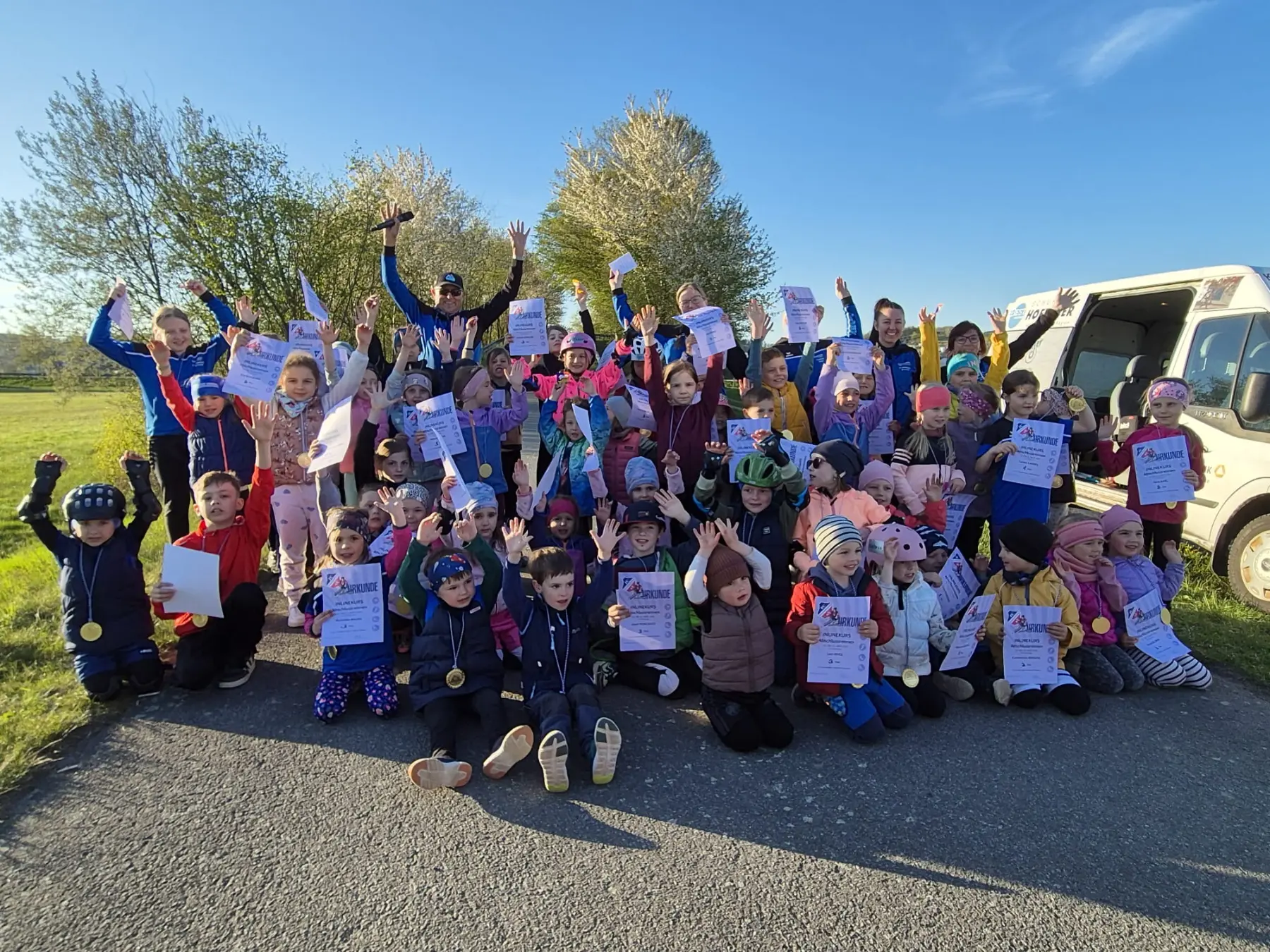Hurraaa! Der Inline-Kurs des FC Chammünster hat lauter kleine Könner hervorgebracht, die Lehrer (hinten) waren sehr erfolgreich. Hurraaa! Der Inline-Kurs des FC Chammünster hat lauter kleine Könner hervorgebracht, die Lehrer (hinten) waren sehr erfolgreich.