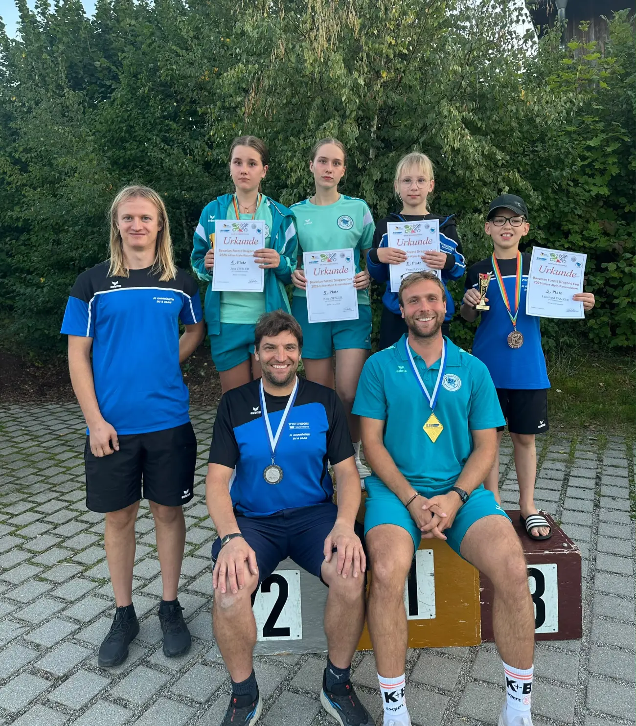 Mit ihren Resultaten bei den deutschen und bayerischen Meisterschaften im Inline alpin dürfen die Starter des FC Chammünster mit Recht zufrieden sein. Mit ihren Resultaten bei den deutschen und bayerischen Meisterschaften im Inline alpin dürfen die Starter des FC Chammünster mit Recht zufrieden sein.