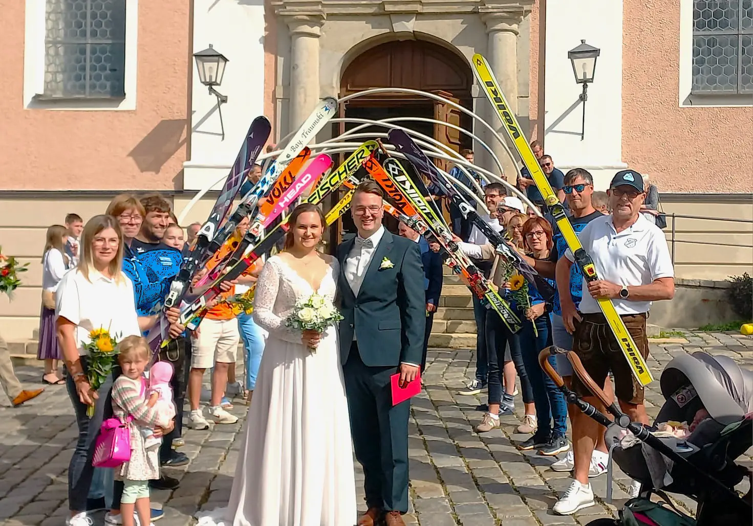 Eine große Abordnung der Abteilung Ski und Inline im FC Chammünster mit Sigi Zistler (r.) an der Spitze gratulierte mit Sommerski ihren beiden Abteilungsmitgliedern Franzi und Patrick Hofmann zur kirchlichen Hochzeit. Eine große Abordnung der Abteilung Ski und Inline im FC Chammünster mit Sigi Zistler (r.) an der Spitze gratulierte mit Sommerski ihren beiden Abteilungsmitgliedern Franzi und Patrick Hofmann zur kirchlichen Hochzeit.
