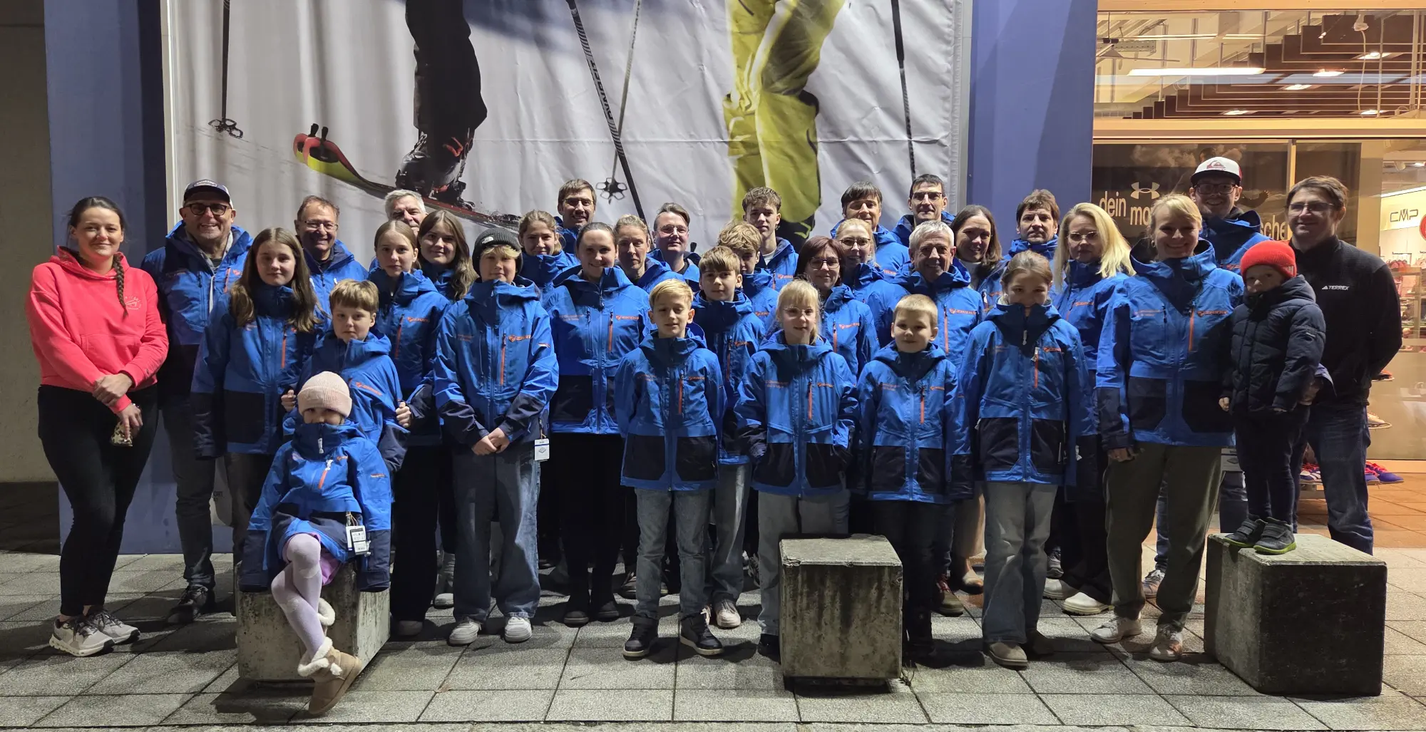 In einheitlichem Dunkelblau treten die Skisportler des FC Chammünster bei Rennen usw. auf und sollen so für ihren Verein werben. In einheitlichem Dunkelblau treten die Skisportler des FC Chammünster bei Rennen usw. auf und sollen so für ihren Verein werben.