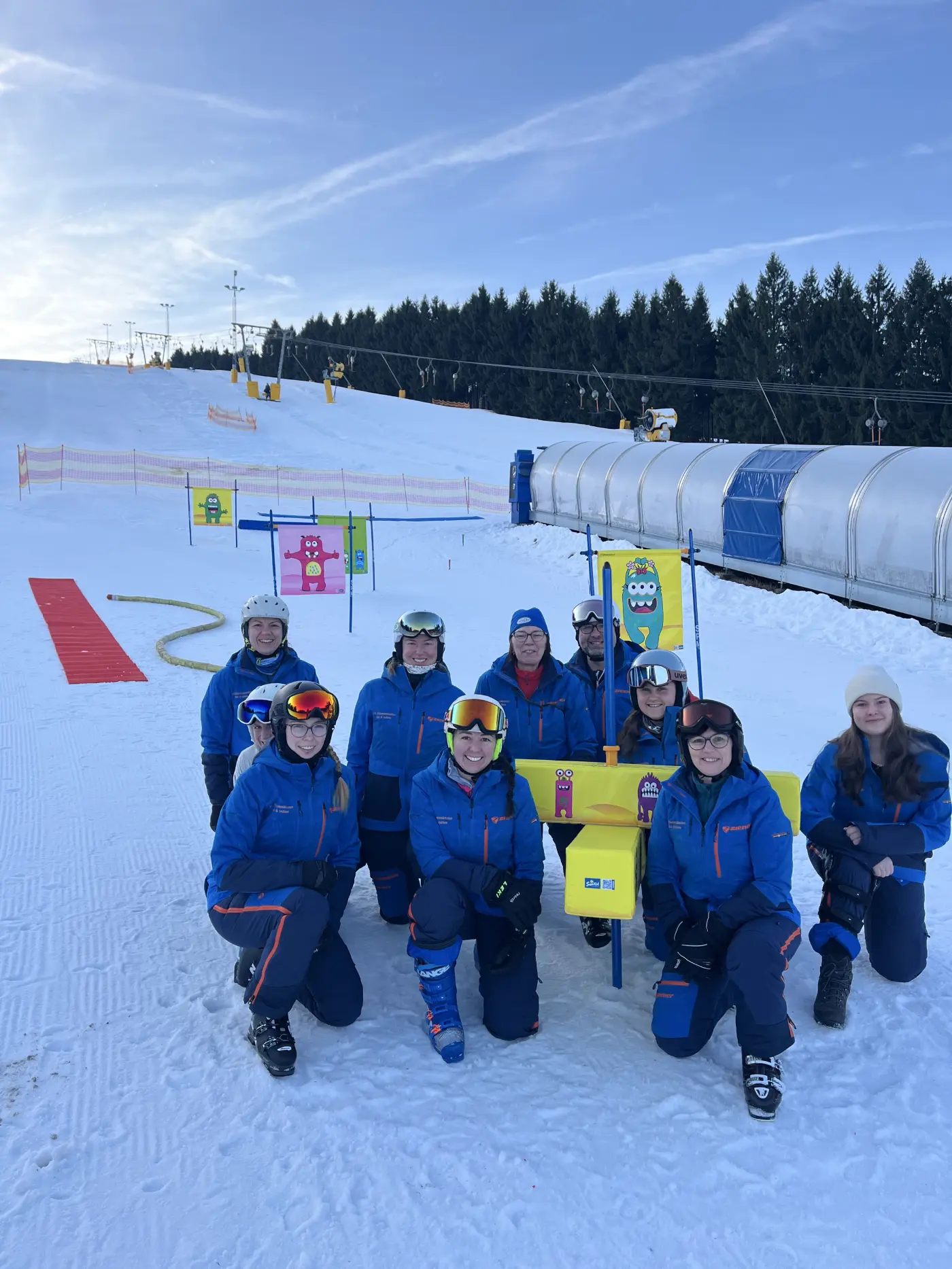 Das FCC-Skilehrerteam in seinen neuen Skianzügen. Das FCC-Skilehrerteam in seinen neuen Skianzügen.