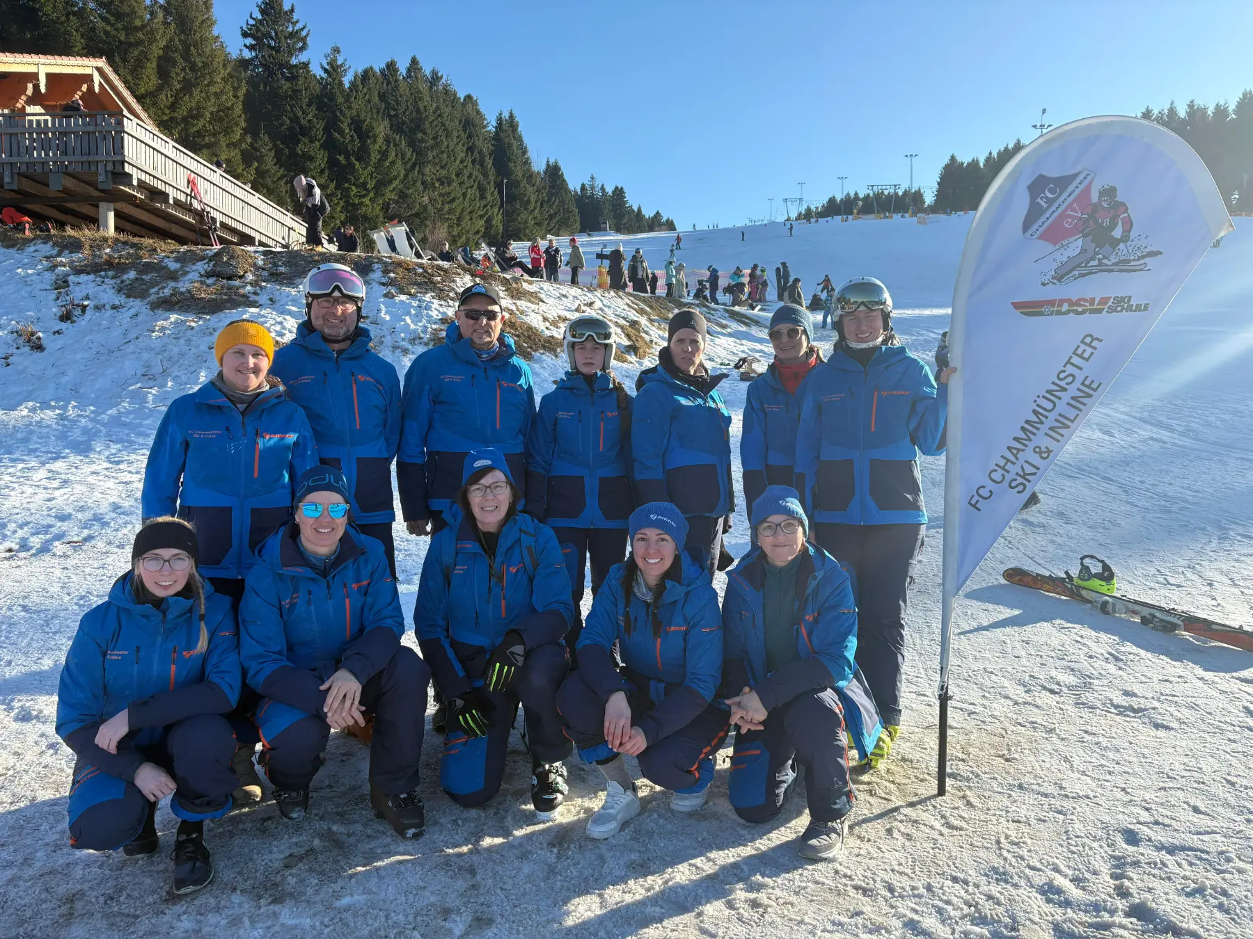 Das FCC-Skilehrerteam in seinen neuen Skianzügen. Das FCC-Skilehrerteam in seinen neuen Skianzügen.