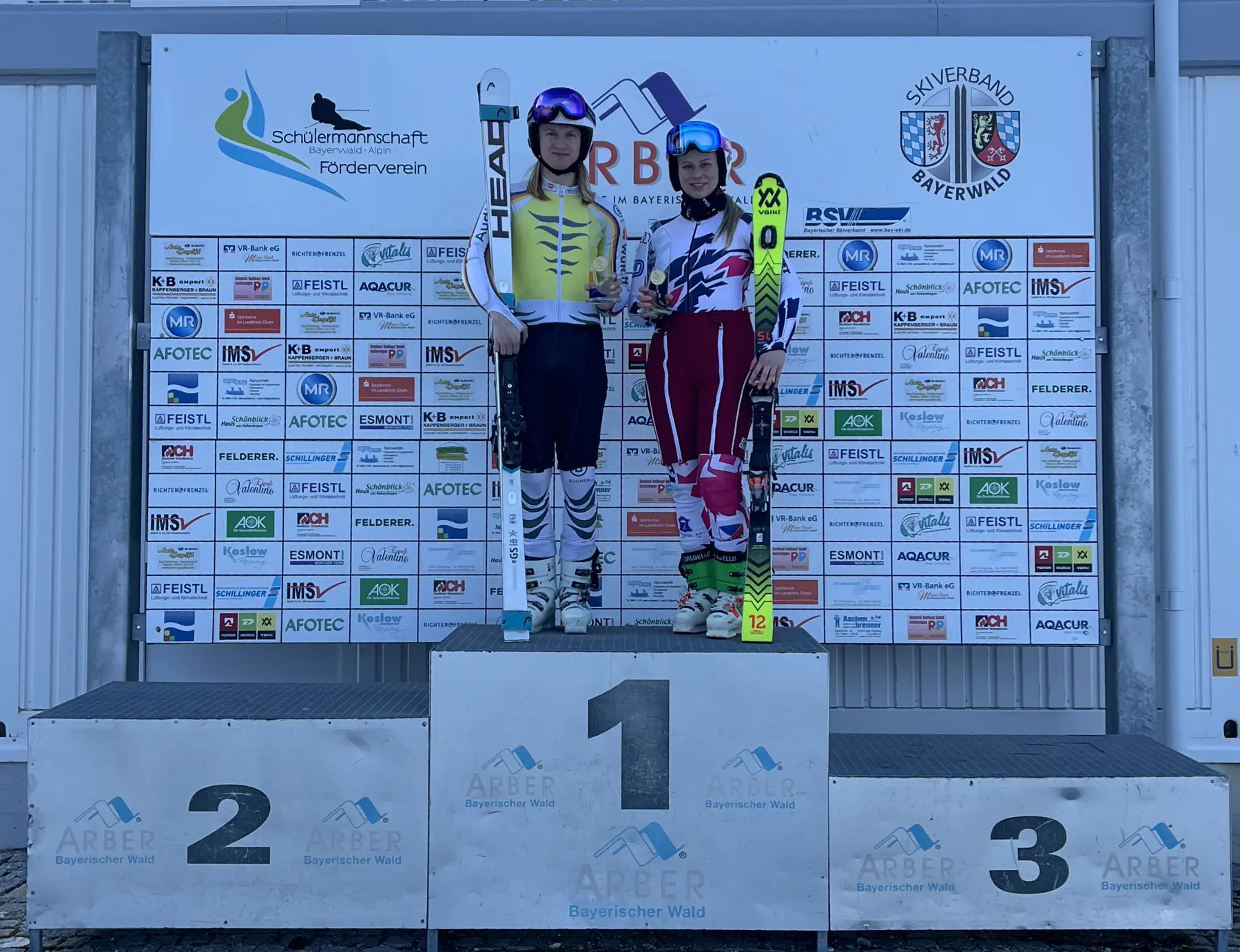 Tobias Haegele (links) und Tereza Haberová vom SC Zwiesel fuhren jeweils am schnellsten aller Starter durch die Riesenslalomtore. Dafür gab's die Pokale. Tobias Haegele (links) und Tereza Haberová vom SC Zwiesel fuhren jeweils am schnellsten aller Starter durch die Riesenslalomtore. Dafür gab's die Pokale.