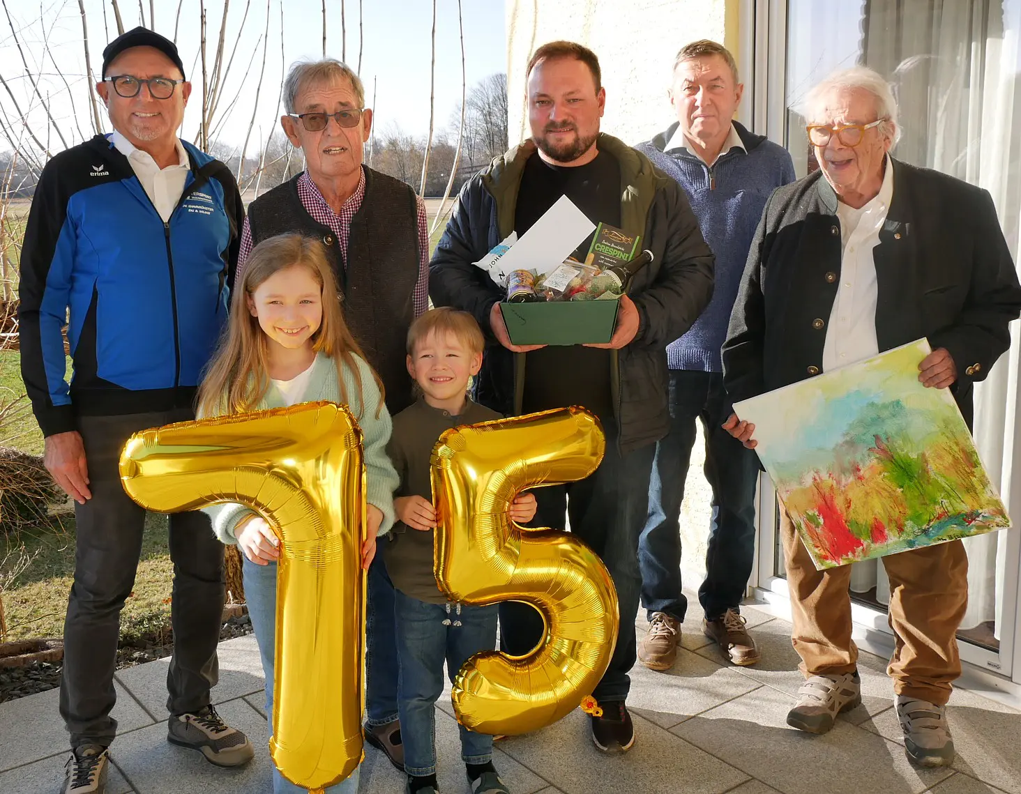 Die Enkelkinder zeigen es, Opa Max Schießl (hinten, 2. von links) ist 75 geworden. Das nahmen FC-Vorsitzender Dr. Hans-Jürgen Moser (rechts) sowi (von links) Abteilungsleiter Ski und Inline Sigi Zistler, Fußball-Abteilungsleiter Mike Deisinger und Erich Wittmann zum Anlass, ihm von Herzen für seinen Einsatz für den Verein zu danken. Die Enkelkinder zeigen es, Opa Max Schießl (hinten, 2. von links) ist 75 geworden. Das nahmen FC-Vorsitzender Dr. Hans-Jürgen Moser (rechts) sowi (von links) Abteilungsleiter Ski und Inline Sigi Zistler, Fußball-Abteilungsleiter Mike Deisinger und Erich Wittmann zum Anlass, ihm von Herzen für seinen Einsatz für den Verein zu danken.