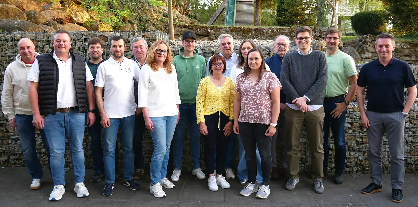 Dieser Abteilungsvorstand (Abteilungsleiter Sigi Zistler fehlt) will die Abteilung Ski und Inline im FC Chammünster weiter erfolgreich führen, das hoffen auch Barbara Dankerl (6. v. li.) und Stefan Schönberger (4. v. li.) als Vertreter der Stadt Cham. Dieser Abteilungsvorstand (Abteilungsleiter Sigi Zistler fehlt) will die Abteilung Ski und Inline im FC Chammünster weiter erfolgreich führen, das hoffen auch Barbara Dankerl (6. v. li.) und Stefan Schönberger (4. v. li.) als Vertreter der Stadt Cham.